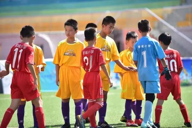 国际足坛中锋身价Top10：哈兰德1.8亿欧元霸榜